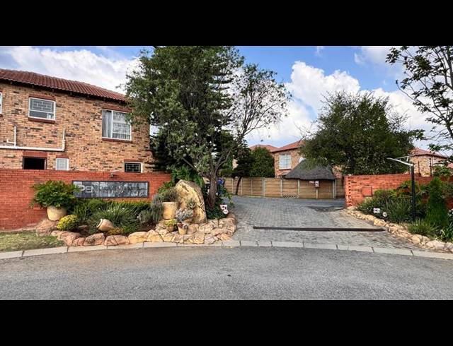 3 BEDROOM TOWNHOUSE FOR SALE IN WILGEHEUWEL